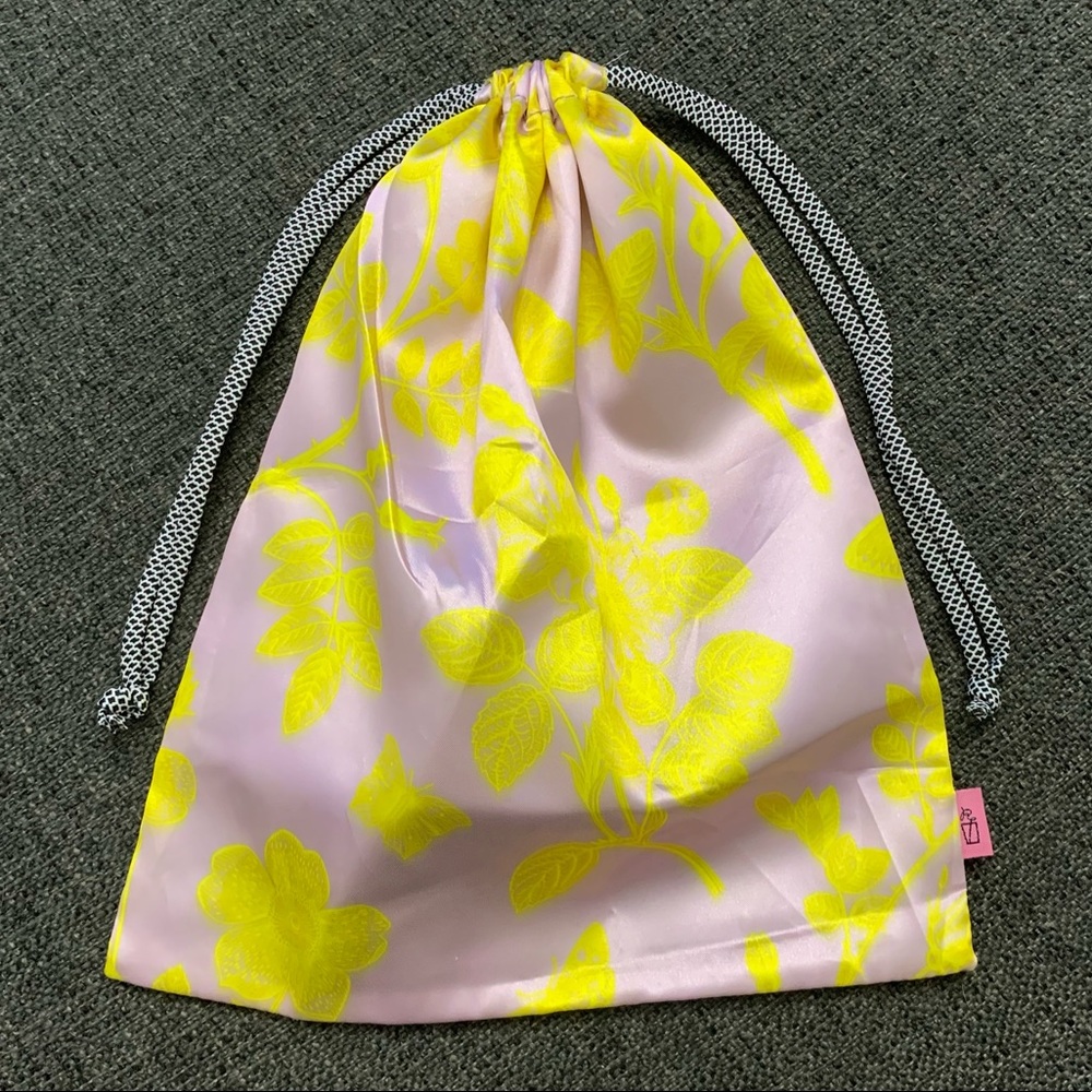 ✨5/$20✨ Ipsy Refreshments Satin Drawstring Bag